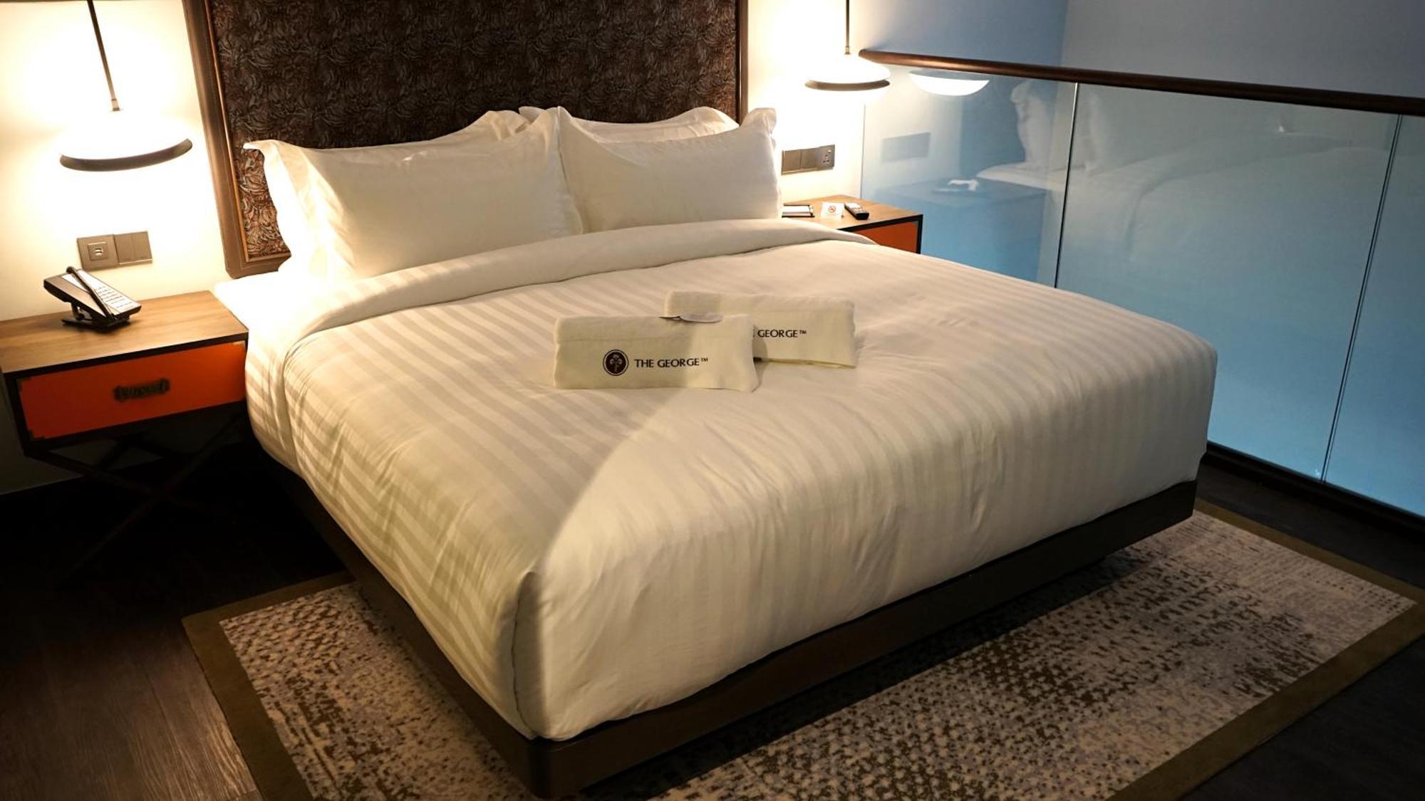 乔治敦 The George Penang By The Crest Collection酒店 外观 照片 A bed in a hotel room