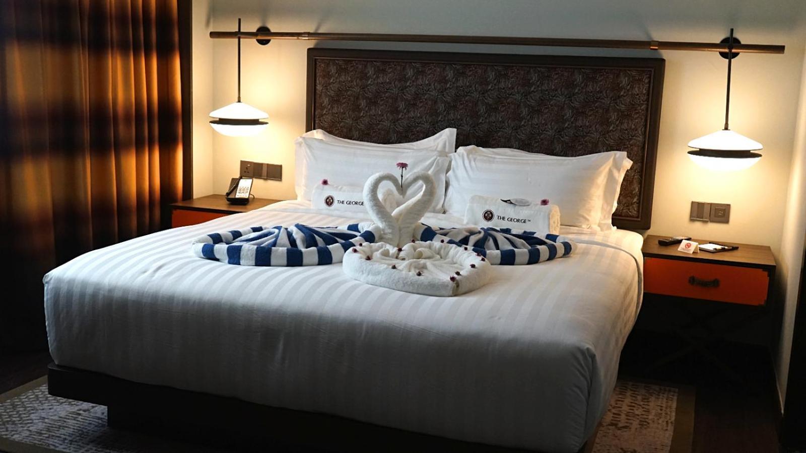 乔治敦 The George Penang By The Crest Collection酒店 外观 照片 A bed with a towel swan